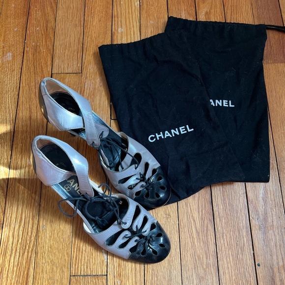 Chanel, Vintage 2003 T-Strap Pumps. - Picture 1 of 5